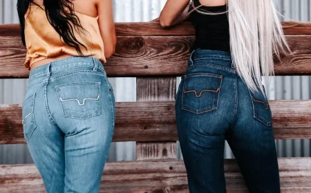 Impactul blugilor în moda urbană contemporană și cum să îi porți corect