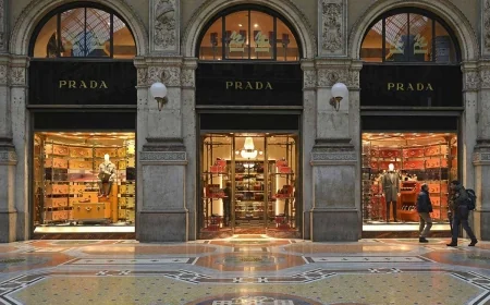 Prada: De la Marochinărie Regală la Minimalismul de Avangardă