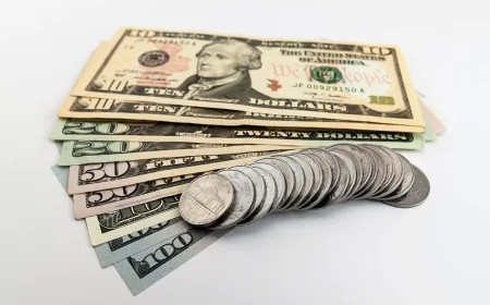 Cât cheltuie românii anual pe haine și încălțăminte