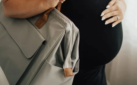 Genți pentru mame: organizare perfectă și stil impecabil